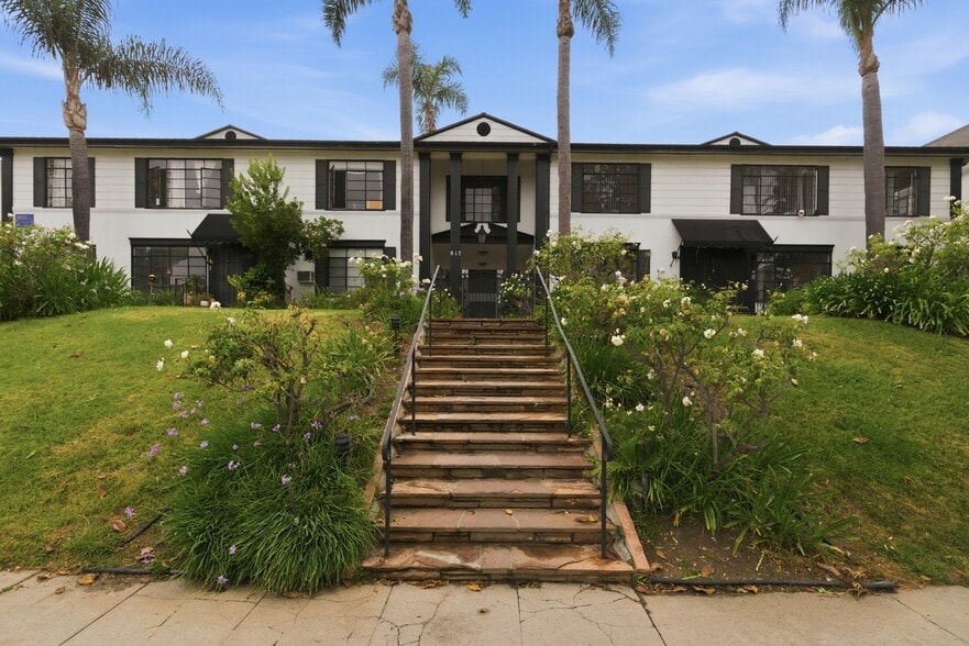Primary Photo Of 817 S Windsor Blvd, Los Angeles Apartments For Sale