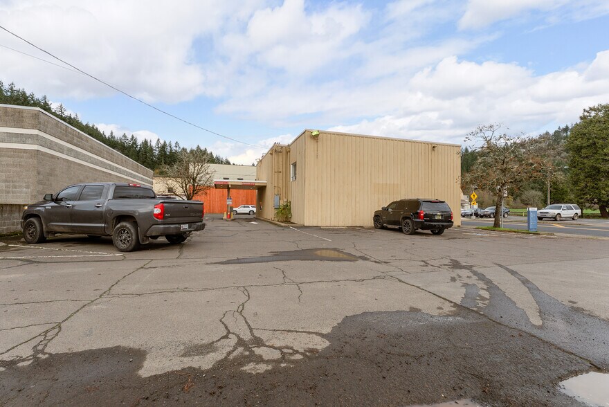 More Photos Of 229 N First St, Drain General Retail For Sale