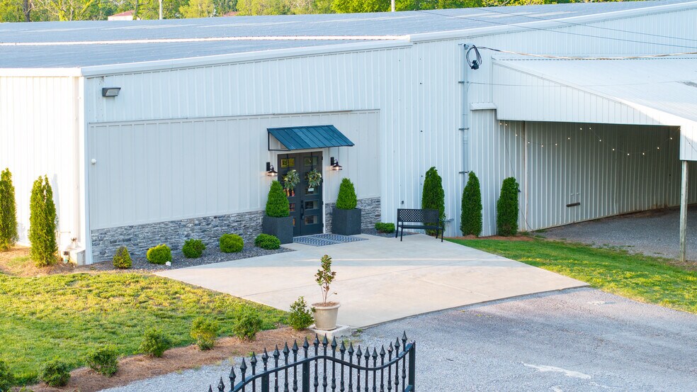 More Photos Of 5830 Highway 231 S, Castalian Springs Showroom For Sale