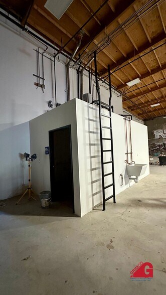 More Photos Of 6846 Lankershim Blvd, North Hollywood Warehouse For Lease