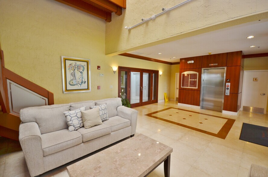 More Photos Of 14100 Palmetto Frontage Rd, Miami Lakes Office Residential For Lease