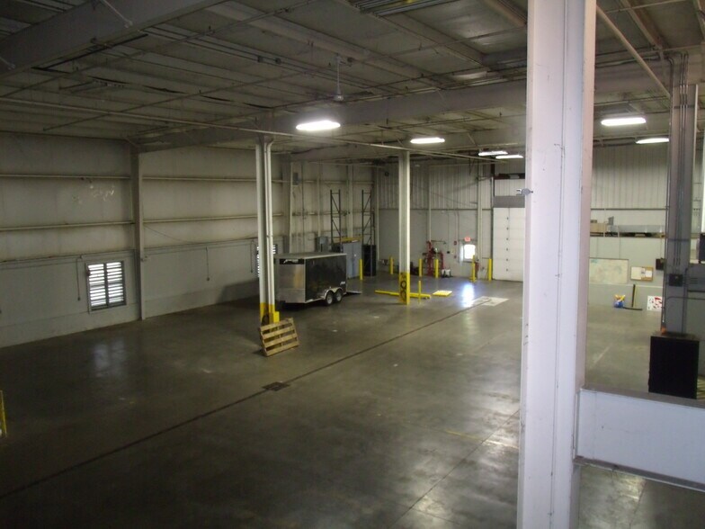 More Photos Of 411 Holmes St, Frankfort Light Distribution For Sale