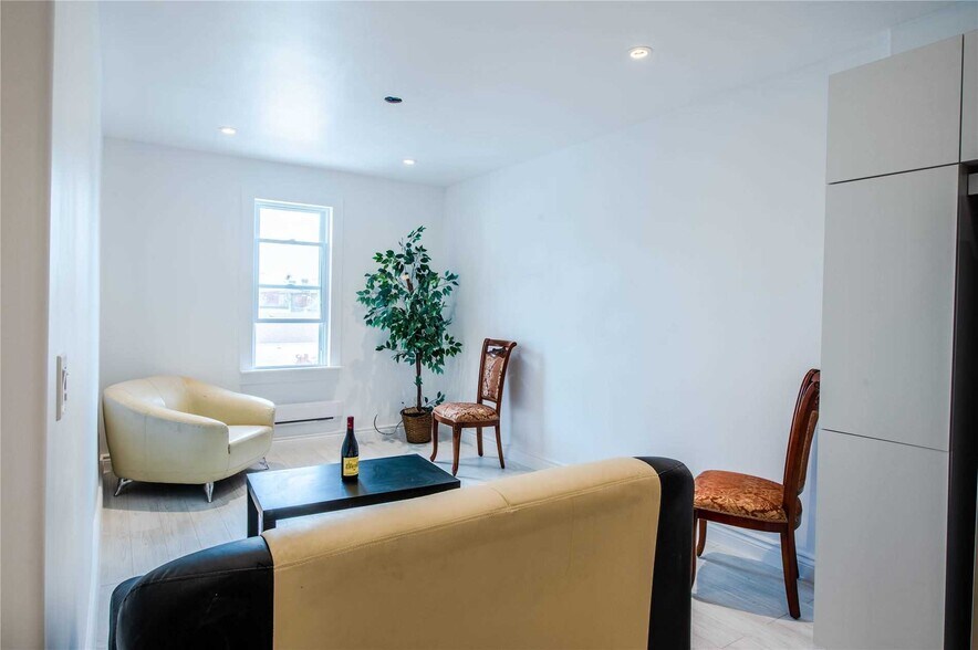 More Photos Of 62 Dunlop St W, Barrie Storefront Retail Residential For Sale