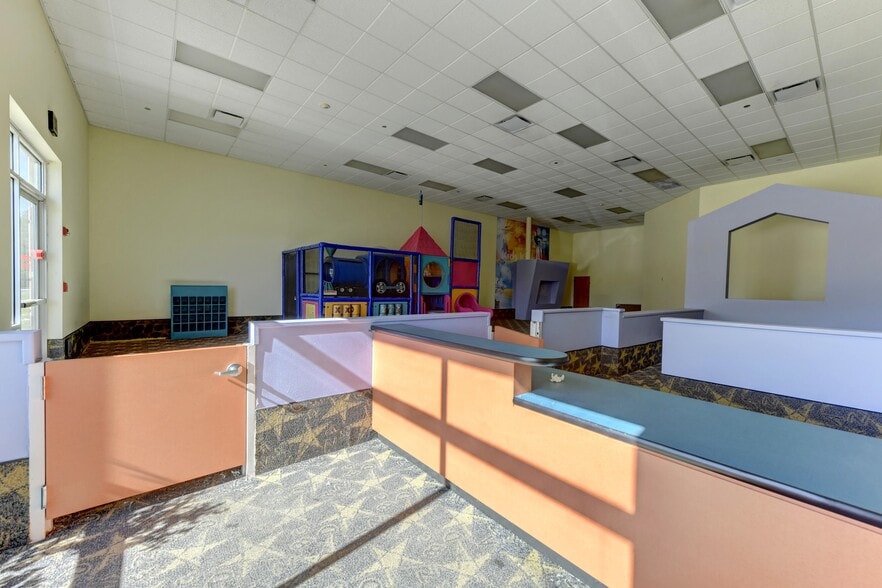 More Photos Of 4340 Lincoln Hwy, Matteson Health Club For Sale