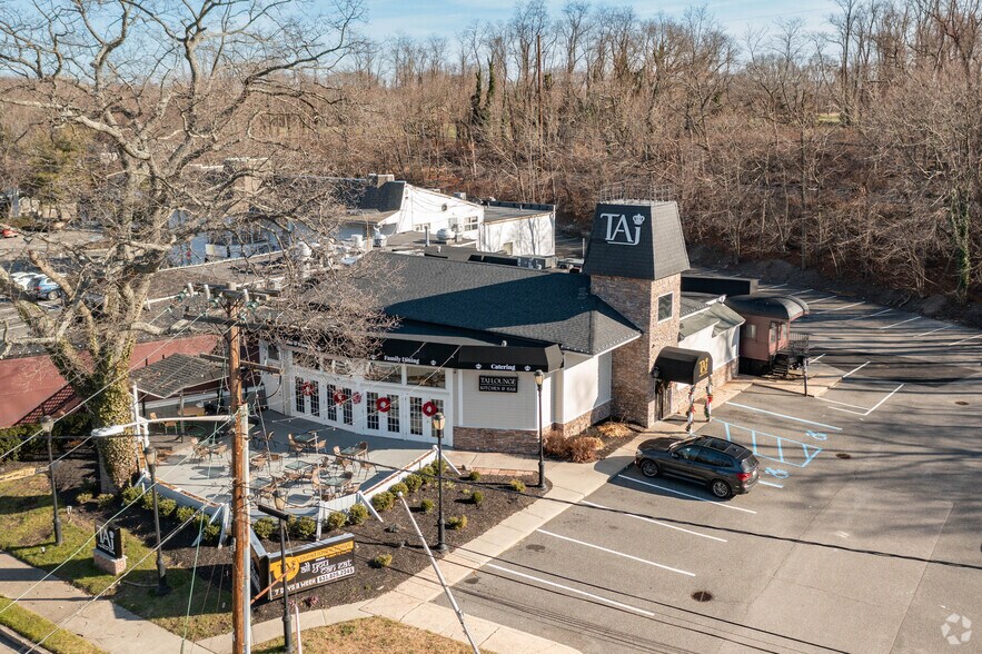 More Photos Of 10 S Woods Corner Rd, East Setauket Restaurant For Lease