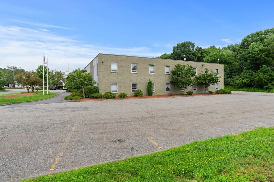 More Photos Of 4 Preston Ct, Bedford Office For Lease