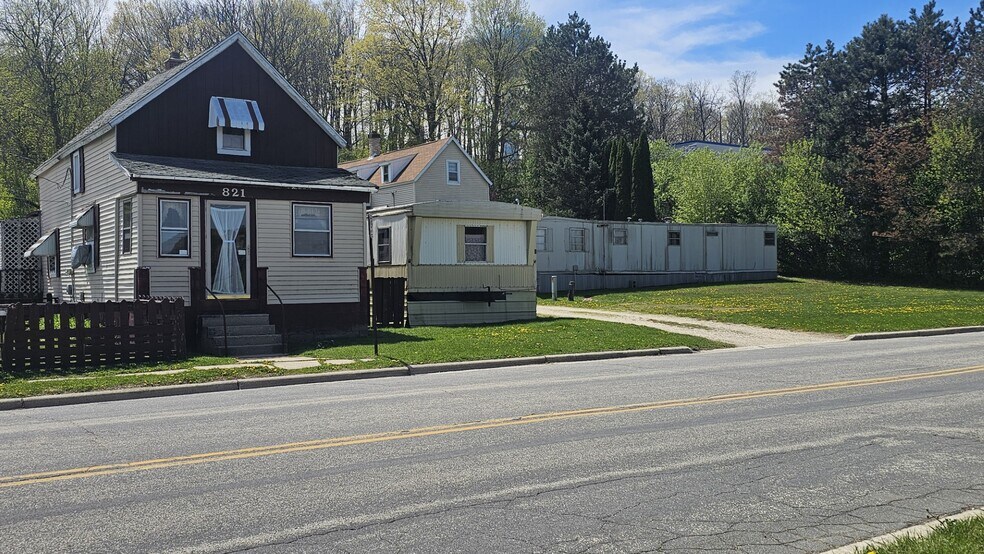 More Photos Of 831 N Silverbrook Dr, West Bend Office For Sale