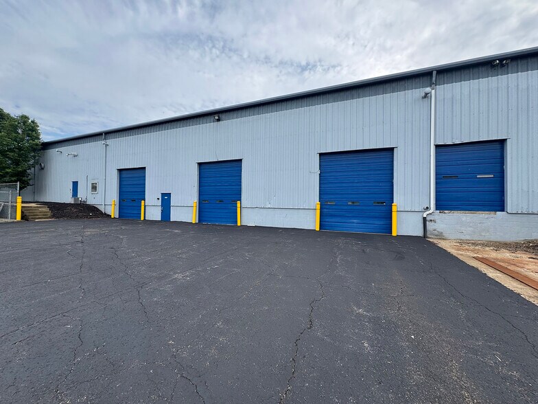 More Photos Of 400 Commerce Blvd, Lawrence Manufacturing For Lease