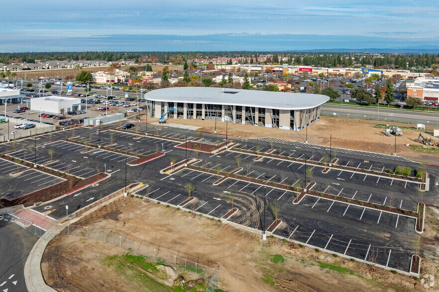 More Photos Of 700 W Herndon Ave, Clovis Unknown For Lease