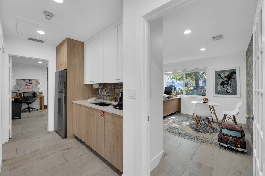 More Photos Of 301 SE 20th St, Fort Lauderdale Office For Sale