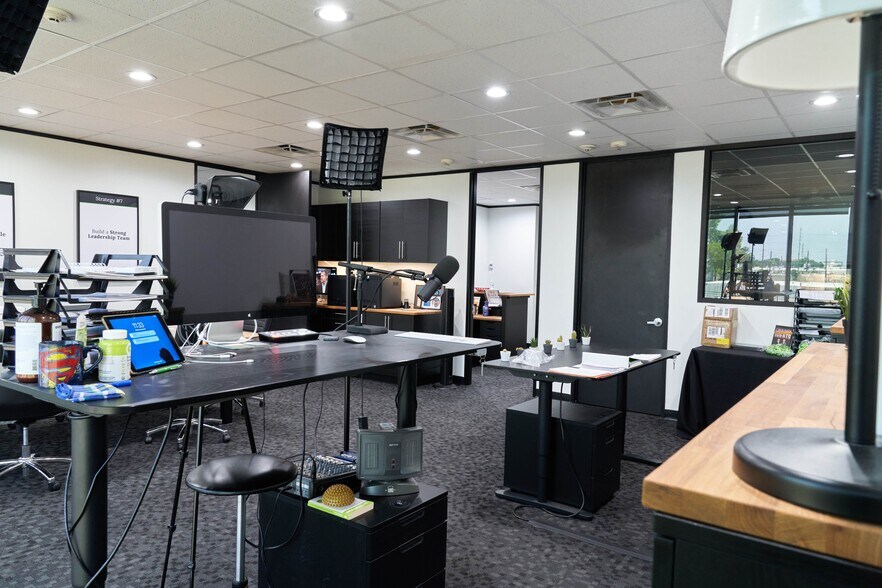 More Photos Of 6100 Corporate Dr, Houston Medical For Sale