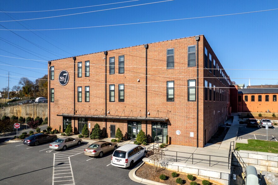 More Photos Of 109 E Fleming Dr, Morganton Apartments For Lease