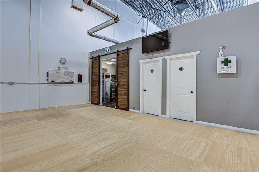 More Photos Of 141 Commercial Dr, Rocky View No 44 Light Distribution For Sale