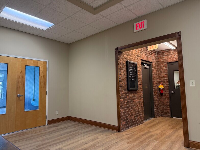 More Photos Of 201-217 N Main St, Versailles Storefront Retail Office For Lease