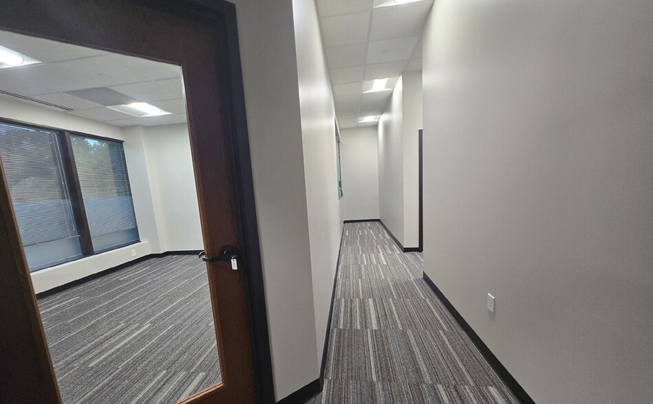 More Photos Of 7100 Northland Cir N, Brooklyn Park Office For Lease