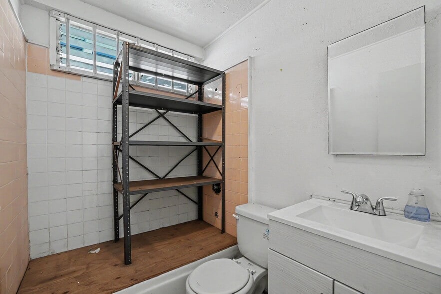 More Photos Of 748 Gulick Ave, Honolulu Office For Sale