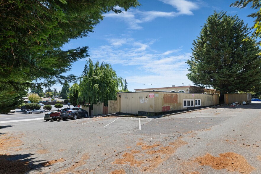 More Photos Of 14235-14237 Ambaum Blvd SW, Burien General Retail For Lease