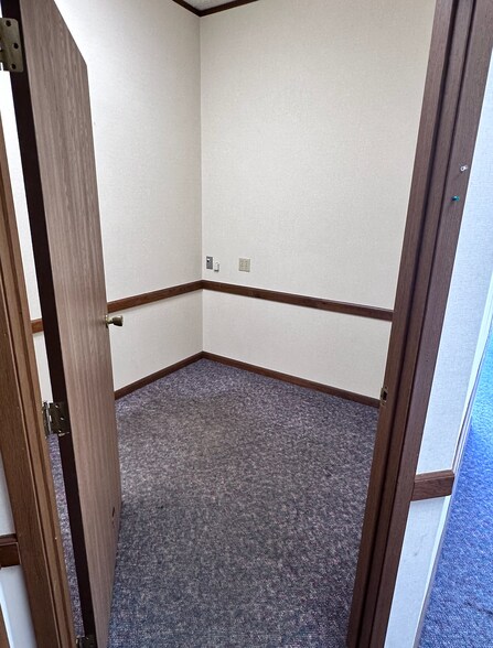 More Photos Of 1660-1728 Valley Loop Rd, Springfield Storefront Retail Office For Lease