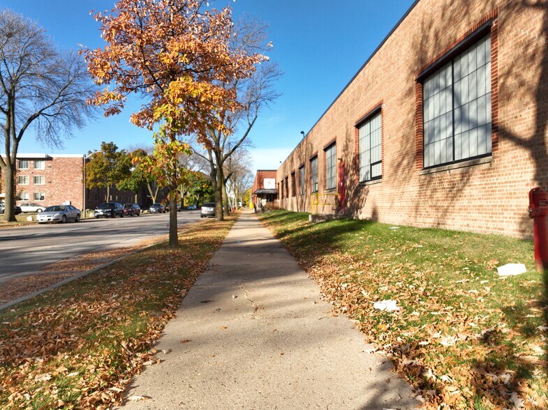 More Photos Of 5425-5435 N 27th St, Milwaukee Unknown For Lease