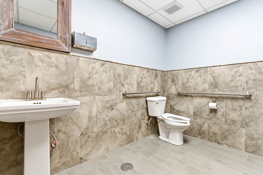 More Photos Of 13720 Aiken Rd, Louisville Warehouse For Sale