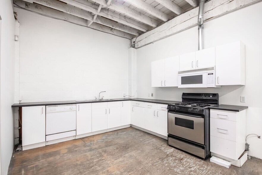 More Photos Of 381 Railway St, Vancouver Warehouse For Lease