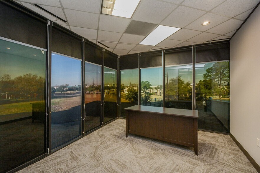 More Photos Of 6100 Corporate Dr, Houston Medical For Sale