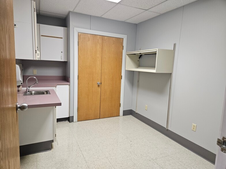 More Photos Of 4700 Mcleod Dr E, Saginaw Medical For Lease