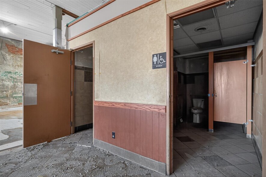 More Photos Of 602 G Ave, Grundy Center Fast Food For Sale