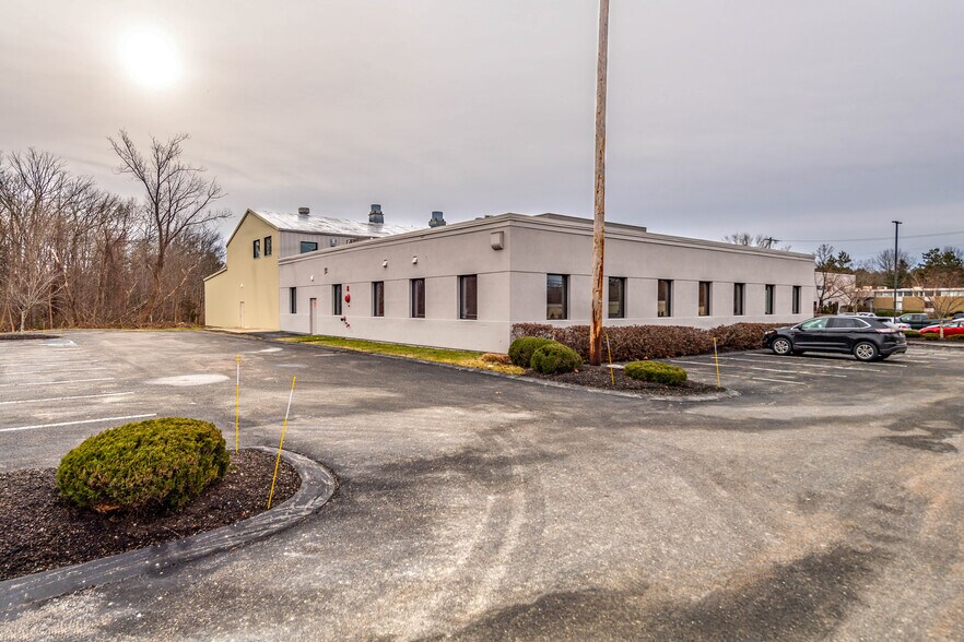 More Photos Of 128-148 Bartlett St, Marlborough Warehouse For Lease