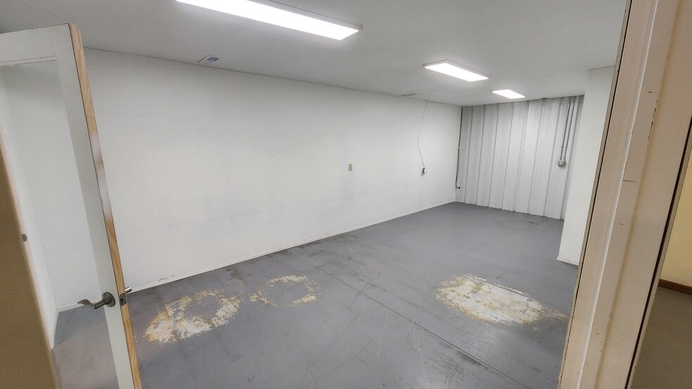 More Photos Of 2445 Robertson Dr, Richland Warehouse For Lease