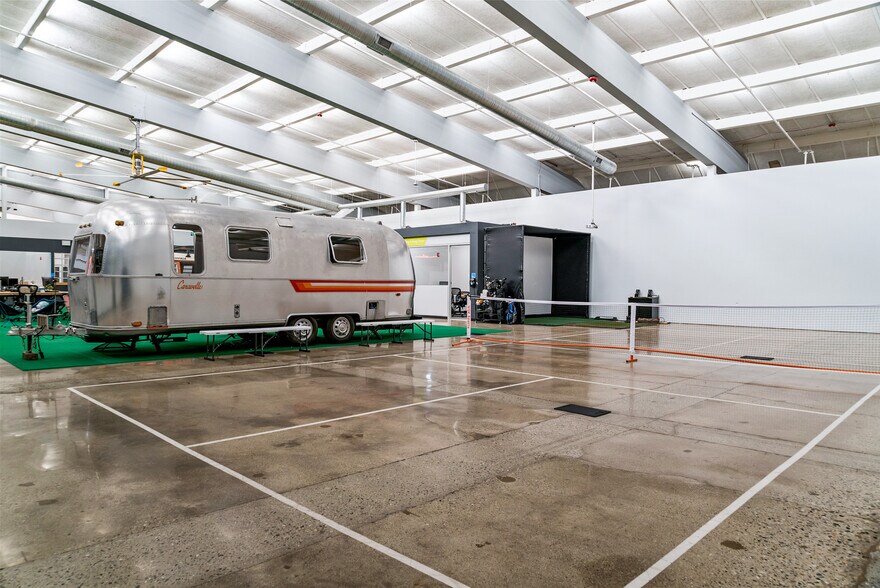 More Photos Of 400 W Maple Rd, Troy Office For Sale