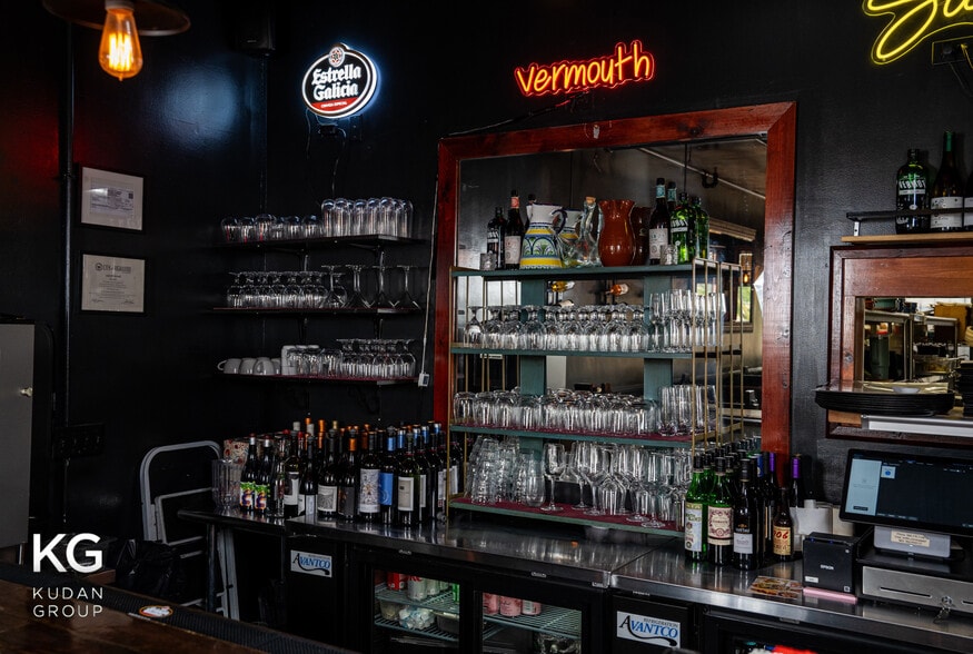 More Photos Of 327-329 Waukegan Ave, Highwood Storefront For Lease