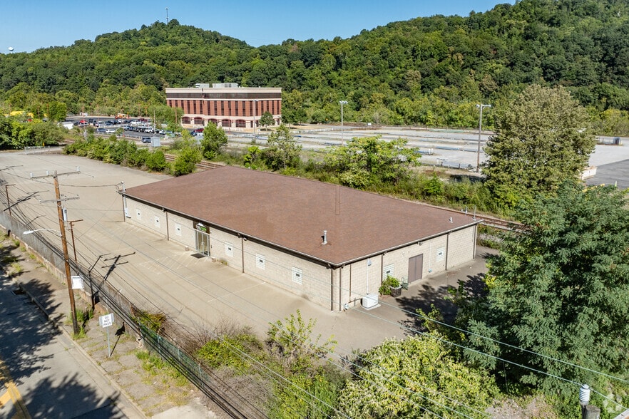 More Photos Of 1103 Donner Ave, Monessen Showroom For Sale