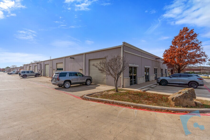 More Photos Of 525 S Nolen Dr, Southlake Light Manufacturing For Lease