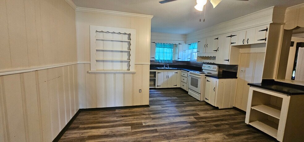 More Photos Of 401 E Pine St, Edgewood Office For Sale