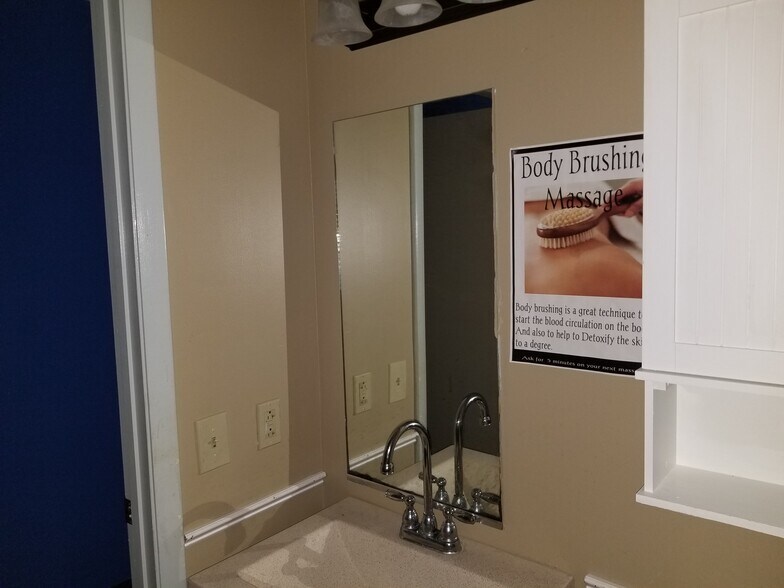 More Photos Of 3690 E Bay Dr, Largo General Retail For Lease