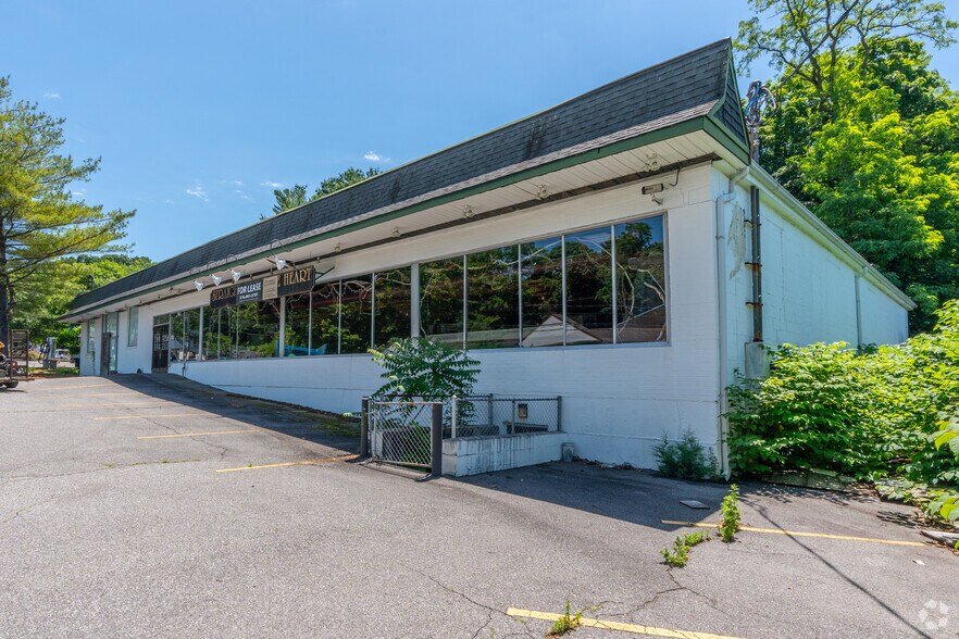 More Photos Of 80 E Main St, Huntington Freestanding For Sale