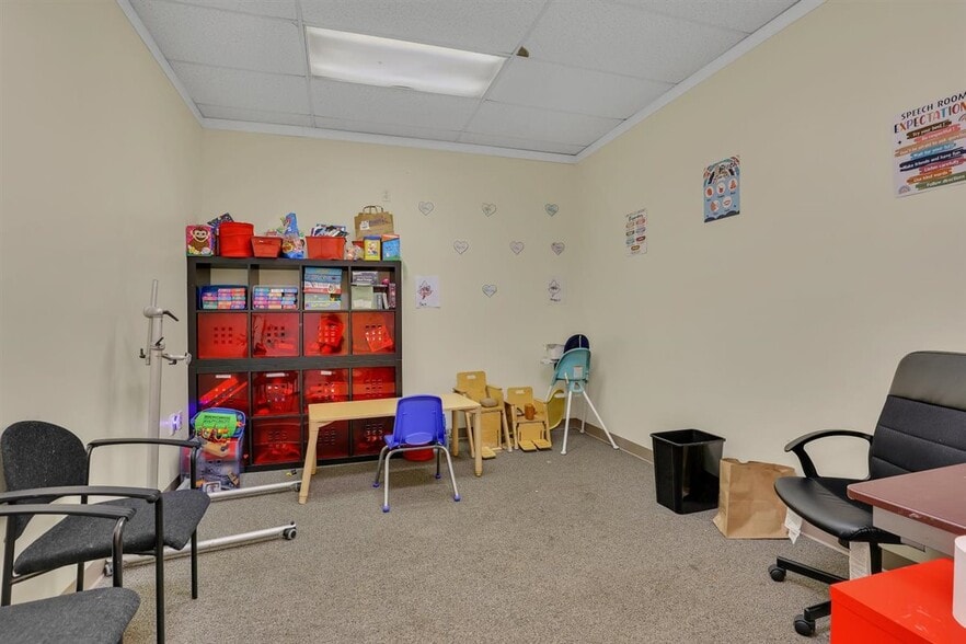More Photos Of 32 E Hampton Rd, Marlborough Freestanding For Lease