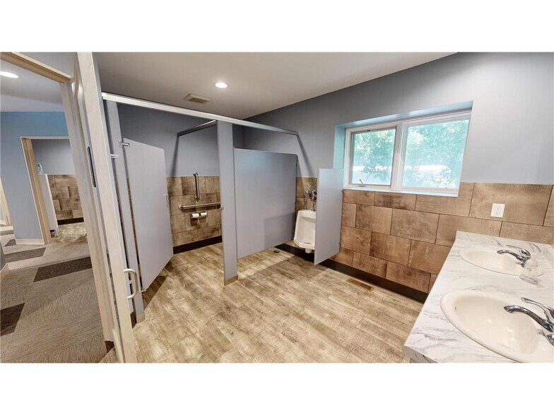 More Photos Of 768 N Creek Dr, Willmar Flex For Sale