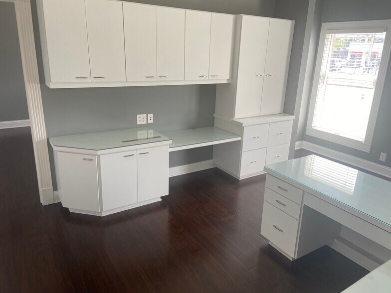 More Photos Of 600 SE 8th St, Evansville Office For Sale