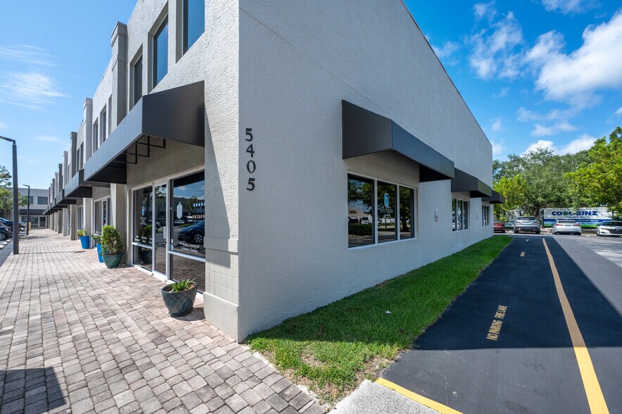 More Photos Of 5405 Taylor Rd, Naples Showroom For Sale
