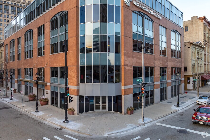 More Photos Of 789 N Water St, Milwaukee Office For Sale