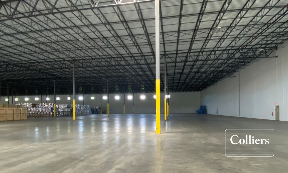 More Photos Of 497 Robin Lake Rd, Duncan Distribution For Lease