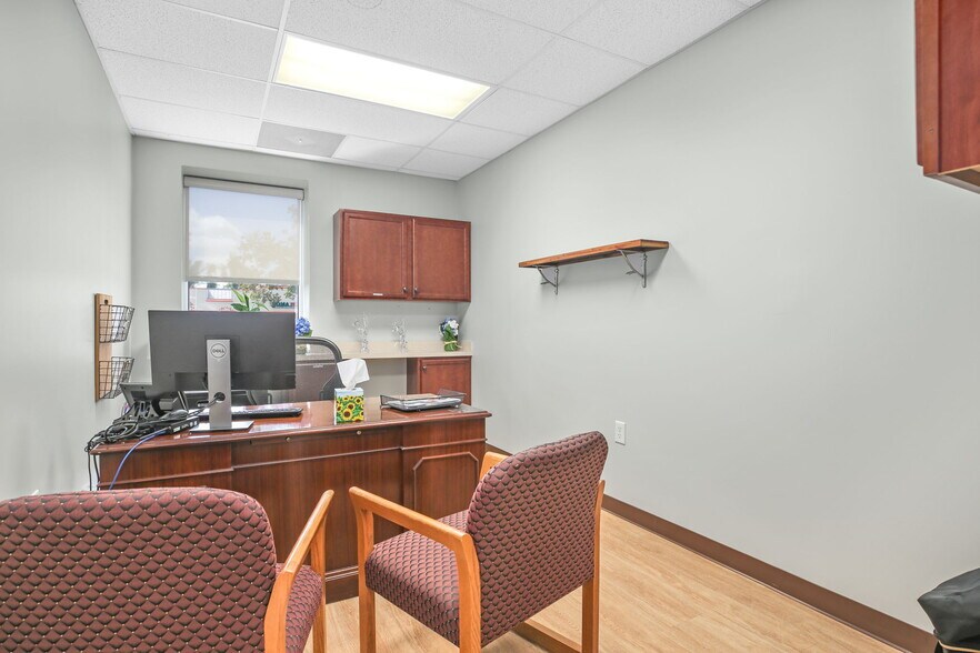 More Photos Of 107 Olde Greenwich Dr, Fredericksburg Office For Sale