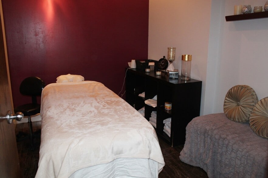 More Photos Of 1915-1917 N Damen Ave, Chicago Storefront For Sale