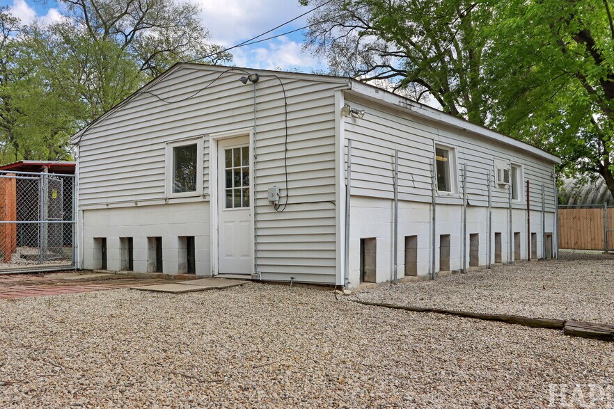More Photos Of 4403 S Roberts Rd, Island Lake Veterinarian Kennel For Sale
