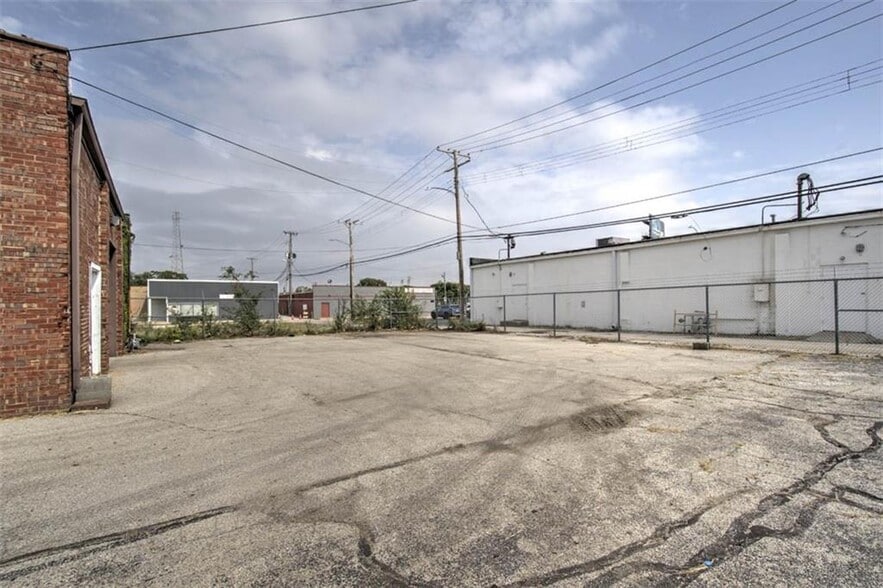 More Photos Of 1050 N Main St, Decatur Office For Sale