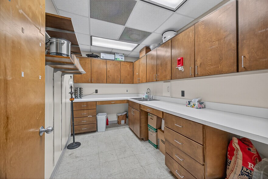 More Photos Of 1500 N Pace Blvd, Pensacola Freestanding For Sale