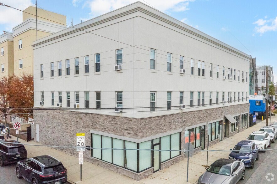 Primary Photo Of 1010 Central Ave, Woodmere Apartments For Lease