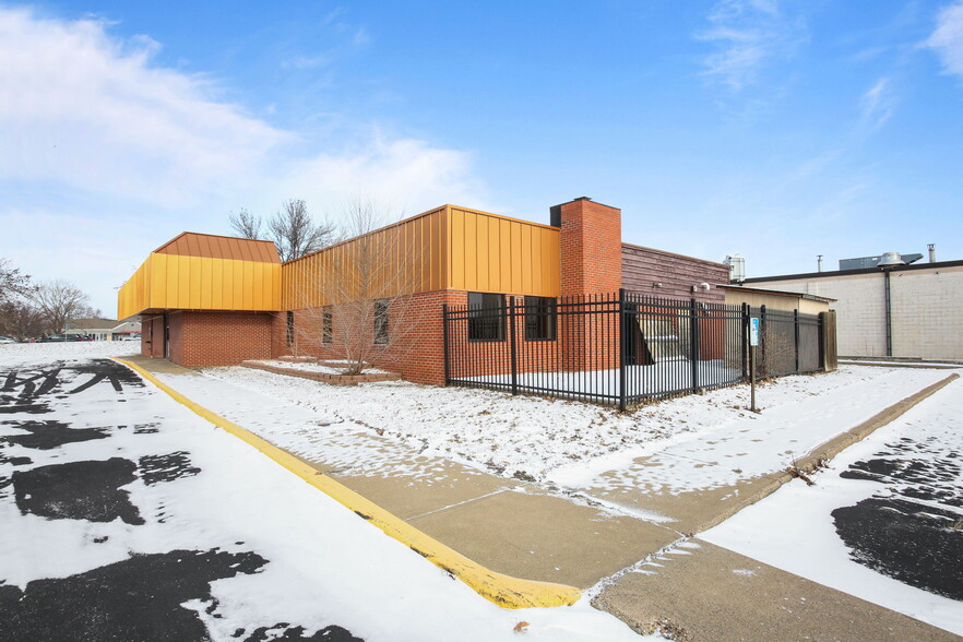 More Photos Of 8432 Noble Ave, Minneapolis Bar For Sale